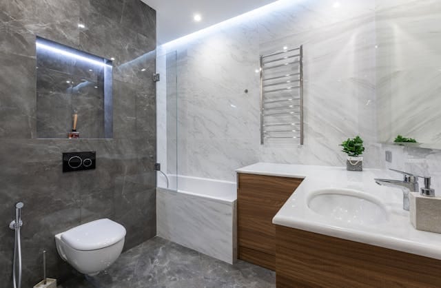 6 Reasons to Upgrade Your Wall Surrounds: A Chip Gaines-Style Story Worth Building